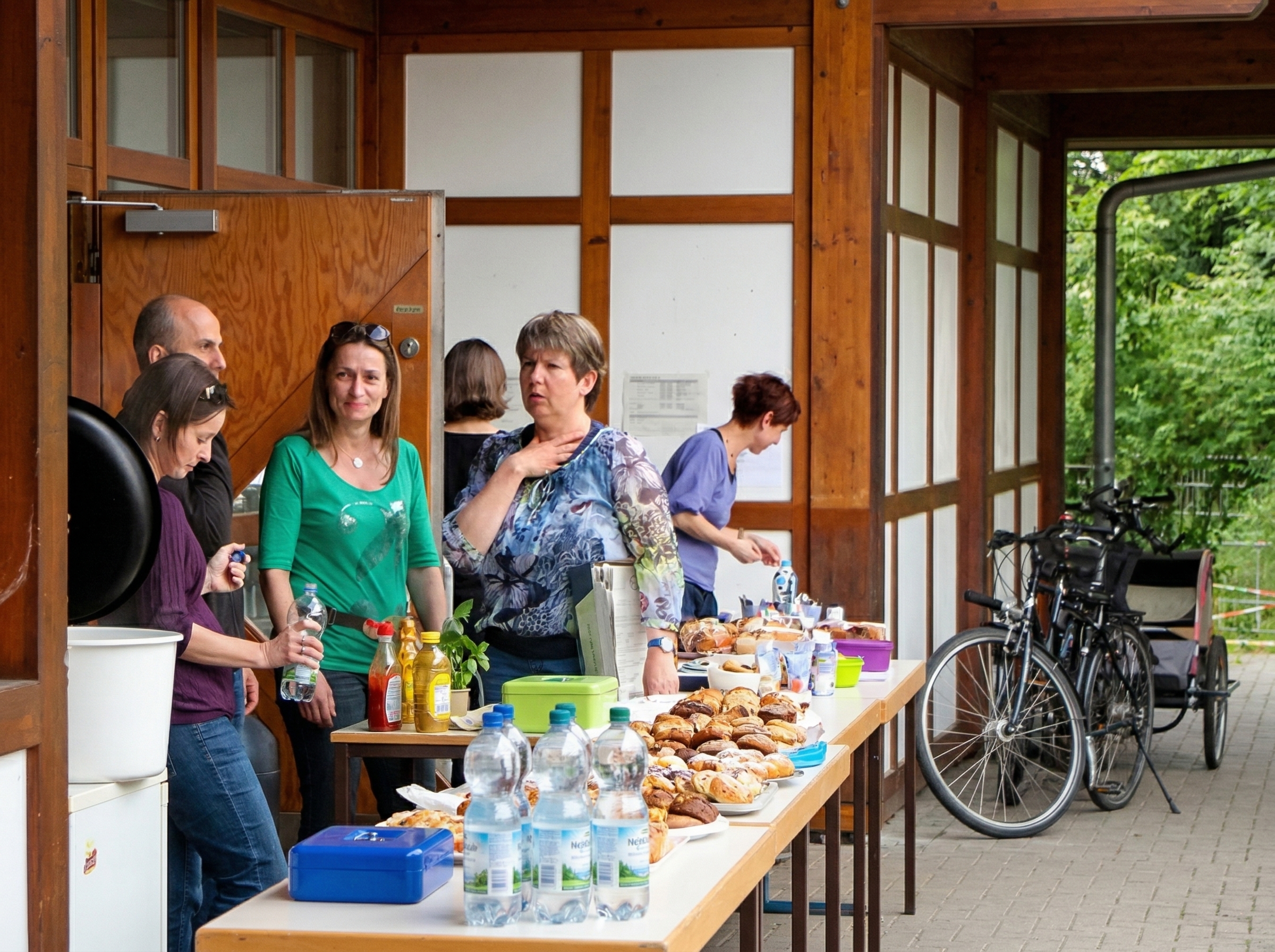 Lehrerin mit Kindern beim Lernen