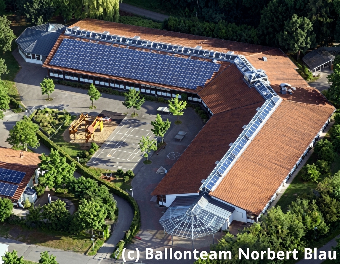 Kinder mit Plakaten zum Partnerschaftsprojekt