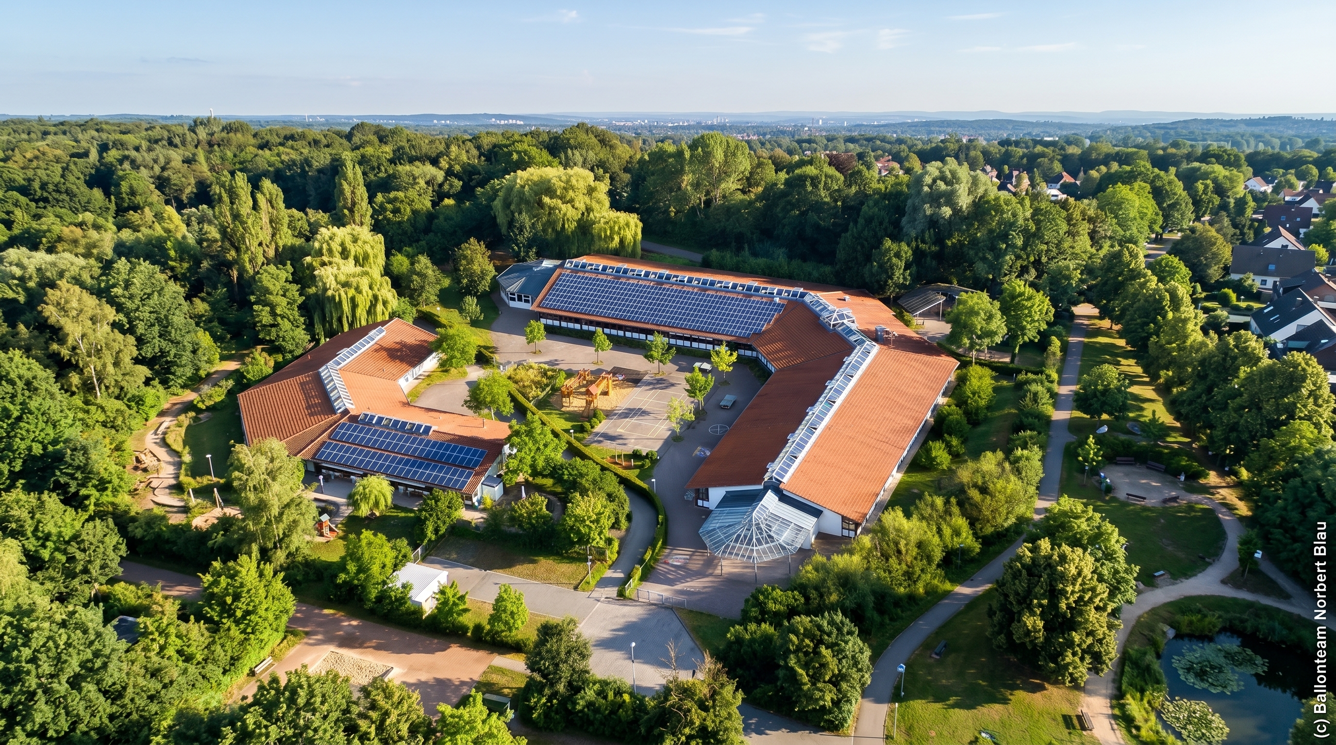Schulgebäude der Mühlmattenschule aus der Luft
