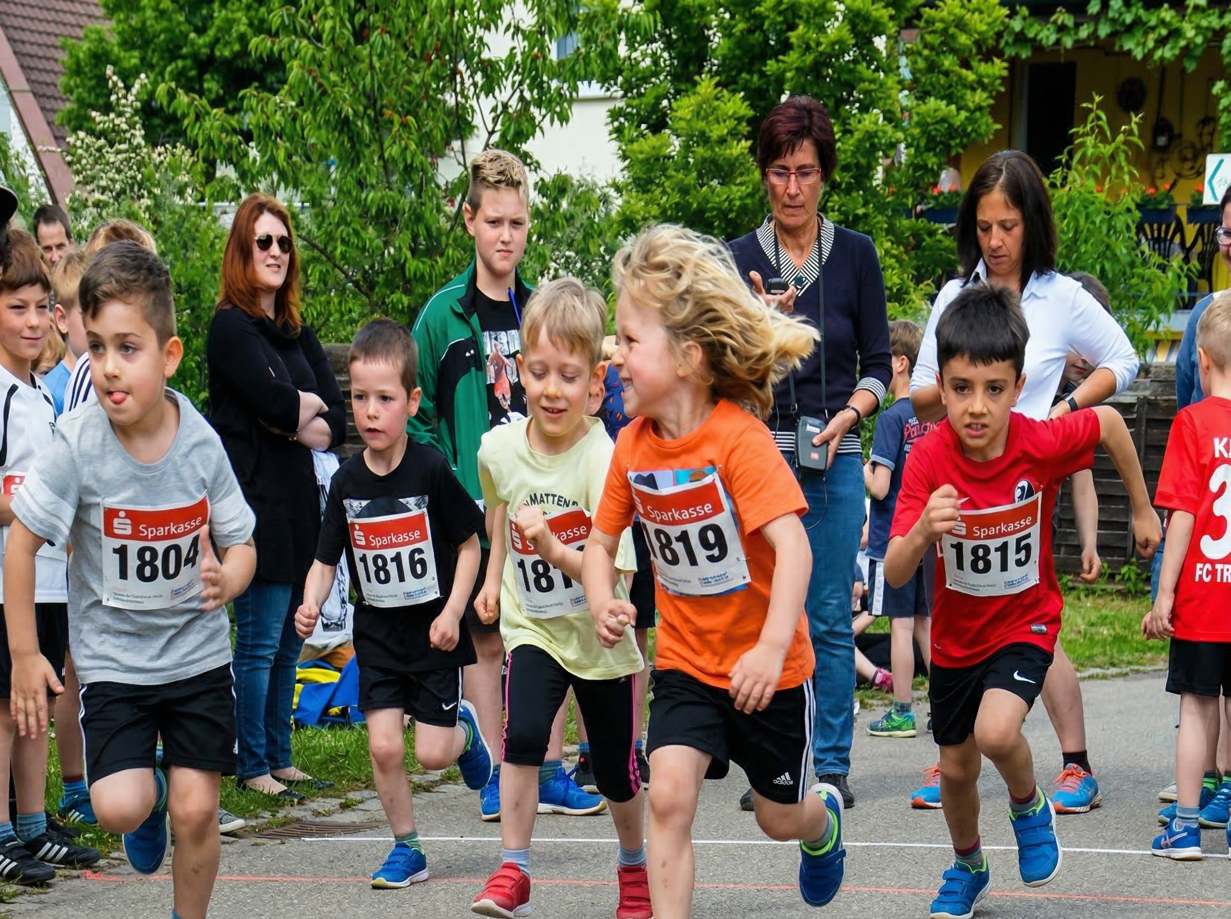 Kinder beim Crosslauf