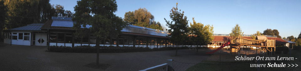 Schulgebäude am Abend