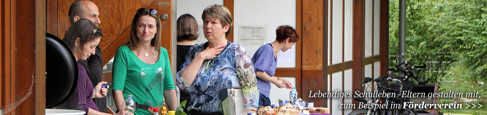 Eltern helfen beim Schulfest mit