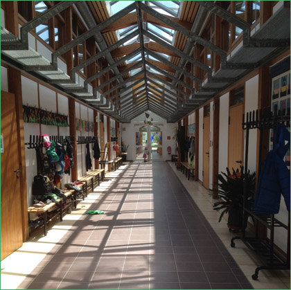 Helle Flure mit Holzelementen